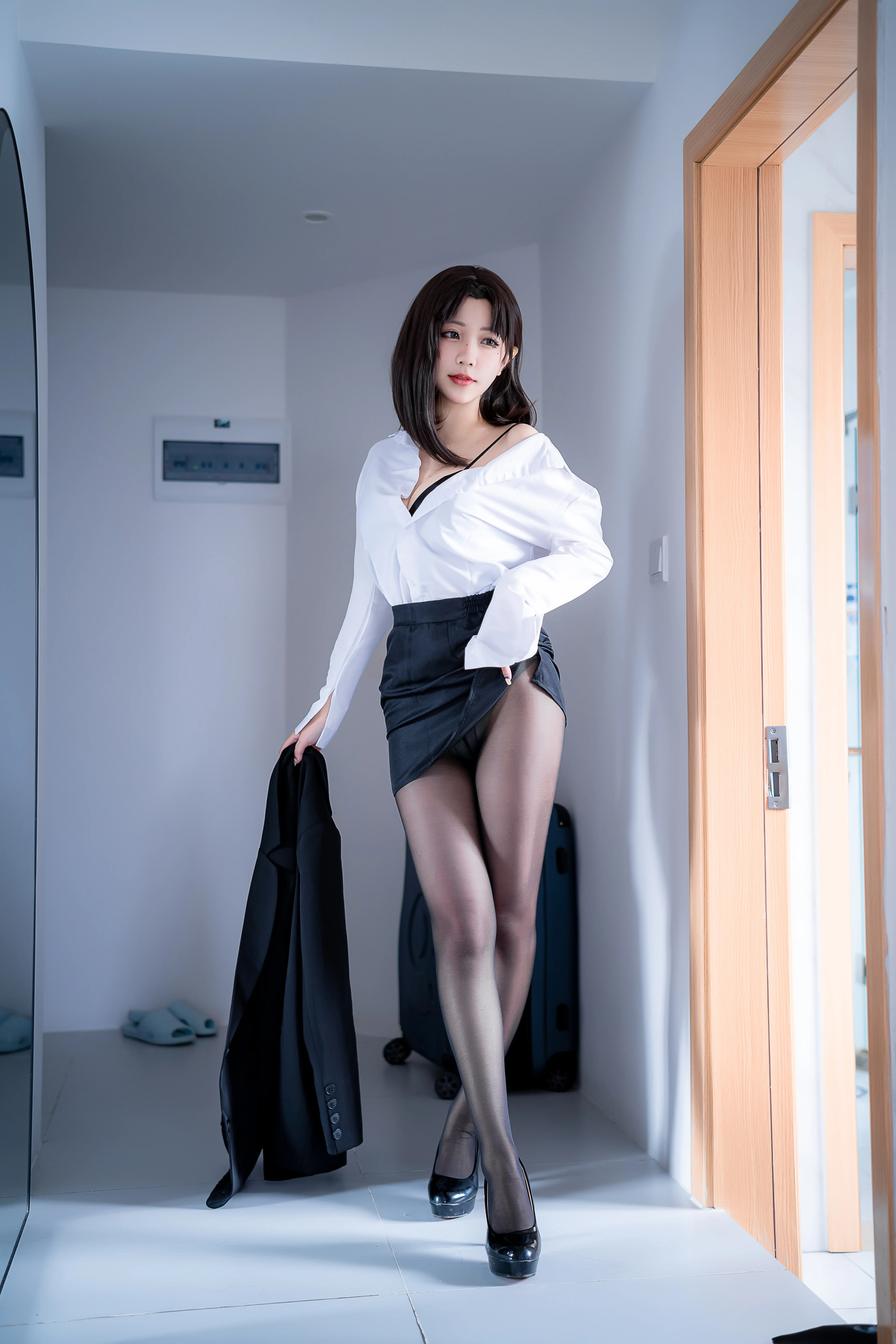 蓝小沂KiKi NO.11 OL黑丝 [42P731M]